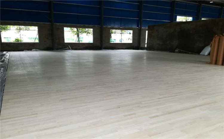 籃球場(chǎng)硬木木地板鋪裝和燈光有關(guān)系嗎?