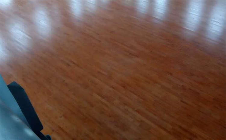 全國(guó)松木體育館木地板一平多少錢?