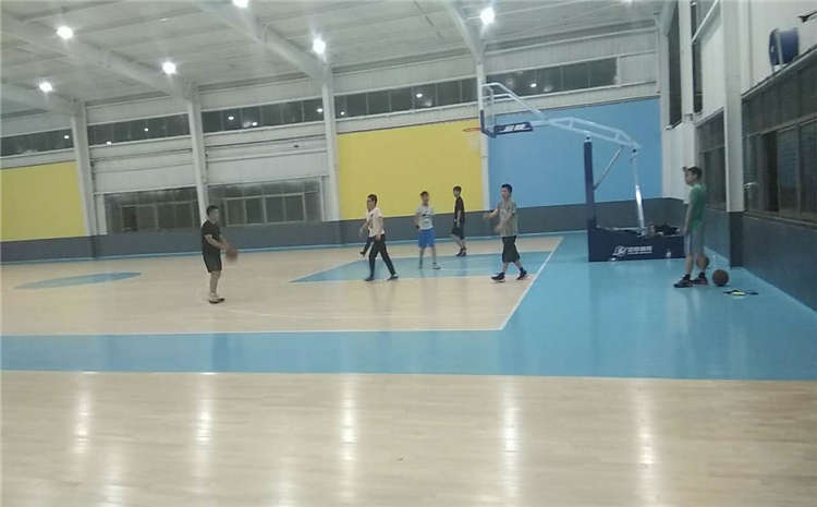 學校排球館木地板怎么保養?