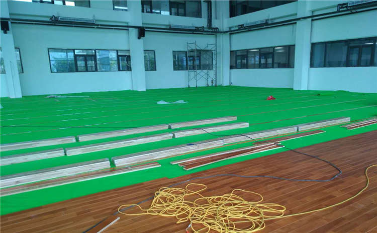 楓樺木籃球場(chǎng)木地板翻新細(xì)節(jié)有哪些