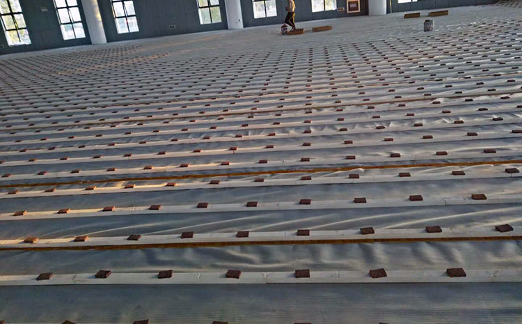 楓樺木木地板籃球館怎么翻新?