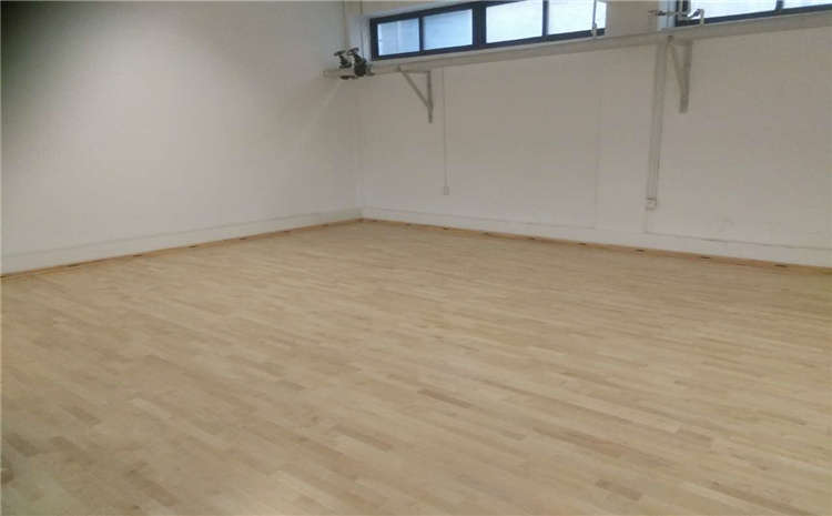 專業的籃球場實木地板造價是的多少?