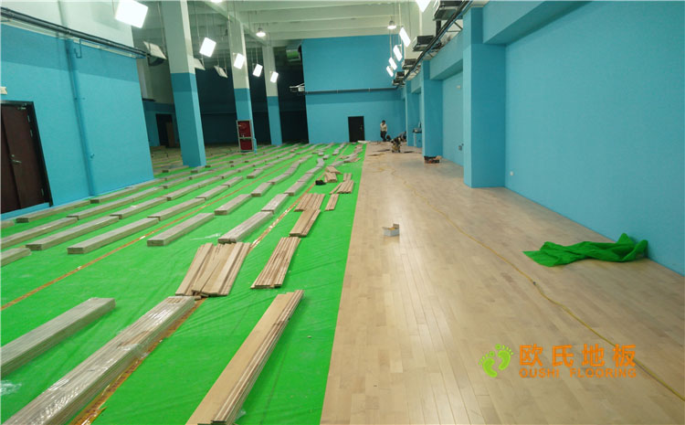 新疆烏魯木齊羽毛球館乒乓球館單龍骨木地板案例 新疆烏魯木齊羽毛球館乒乓球館單龍骨木地板案例